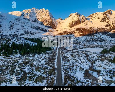 Foto aeree, strada, montagne ripide, alba, inverno, Storvatnet, Flakstadoya, Lofoten, Norvegia, Europa Foto Stock