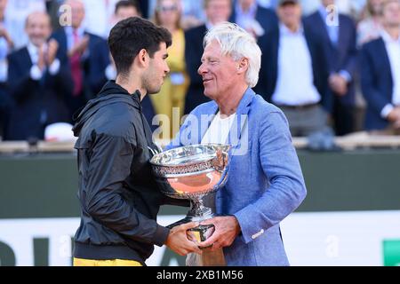 Parigi, Francia. 9 giugno 2024. Il vincitore spagnolo Carlos Alcaraz riceve il trofeo da Bjorn Borg durante la cerimonia del podio dopo la finale maschile del giorno 15 dell'Open di Francia 2024 allo stadio Roland-Garros il 9 giugno 2024 a Parigi. Foto di Laurent Zabulon/ABACAPRESS. COM credito: Abaca Press/Alamy Live News Foto Stock