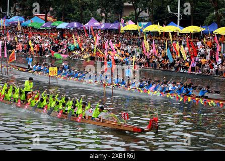 Pechino, provincia cinese del Guangdong. 6 giugno 2024. Una gara di draghi in barca è in scena a Zhaoqing, nella provincia del Guangdong, nel sud della Cina, il 6 giugno 2024. Crediti: Liu Chunlin/Xinhua/Alamy Live News Foto Stock