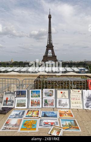 Anelli olimpici sulla Torre Eiffel. Parigi, Francia. Credito: Gerard Crossay/Alamy Stock Photo Foto Stock