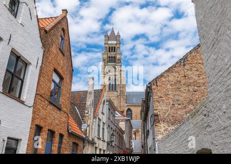 Il campanile della Cattedrale di San Salvatore si trova a Bruges, Belgio Foto Stock