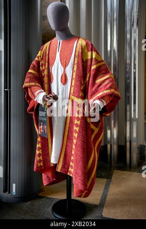 Costume teatrale shakespeariano indossato da Mohammad Mansaray nell'opera teatrale "molto ado per nulla" di Shakespeare. RSC Swan Theatre, Royal Shakespeare Company, Foto Stock