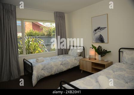 CHRISTCHURCH, NUOVA ZELANDA, 27 FEBBRAIO 2023: Interni di una moderna camera da letto con due letti singoli, comodini e interni dal design elegante. Foto Stock