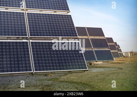 Le file di pannelli fotovoltaici si estendono attraverso le fattorie solari, catturando l'energia solare per un futuro sostenibile, l'energia pulita delle fattorie solari, generando elettricità fr Foto Stock
