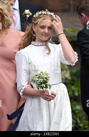 Chester, Regno Unito. 7 giugno 2024. Damigelle d'onore al matrimonio di Olivia Grosvenor con Hugh Grosvenor, duca di Westminster nella cattedrale di Chester. Credito: Doug Foto Stock