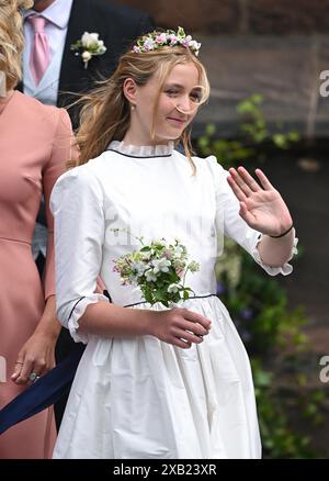 Chester, Regno Unito. 7 giugno 2024. Damigelle d'onore al matrimonio di Olivia Grosvenor con Hugh Grosvenor, duca di Westminster nella cattedrale di Chester. Credito: Doug Foto Stock