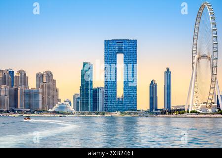 XDUBAI, VAE - 01. 2024 giugno la spiaggia di jumeirah con il famoso occhio di dubai alla luce del mattino Foto Stock