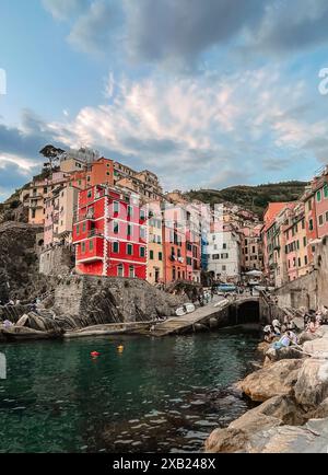 Colorato villiage di Riomaggiore alle cinque Terre, Italia al tramonto. Foto Stock