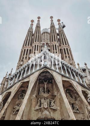 La facciata passionale della cattedrale della Sagrada Familia a Barcellona, Spagna. Foto Stock