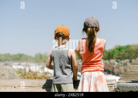 Escursione in famiglia alle cascate Foto Stock