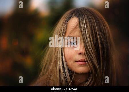 Ritratto ravvicinato di una bella ragazza con occhi verdi capelli biondi Foto Stock