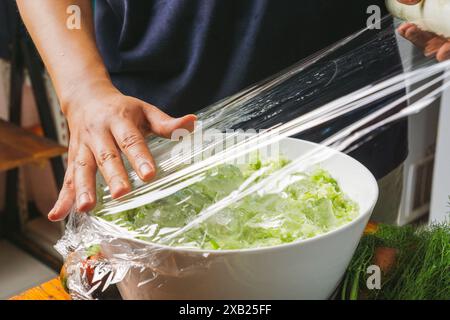 processo di decapaggio rapido, avvolgendo con un involucro di plastica gli ingredienti dolci del sottaceto prima del processo di refrigerazione Foto Stock