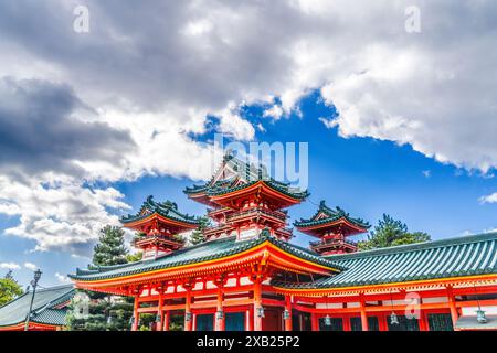 Colorata Torre del Drago Rosso Blu Santuario Shintoista di Heian Kyoto Giappone Foto Stock