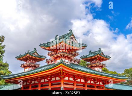 Colorata Torre del Drago Rosso Blu Santuario Shintoista di Heian Kyoto Giappone Foto Stock