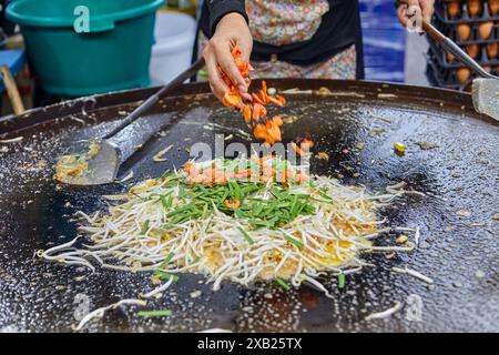 Ostriche fritte con uovo in padella al mercato di strada Foto Stock