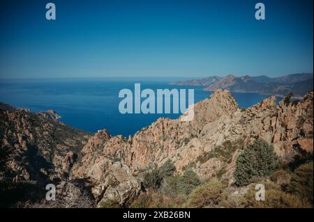 Escursioni nelle aspre montagne della Corsica che si affacciano sul mare Foto Stock