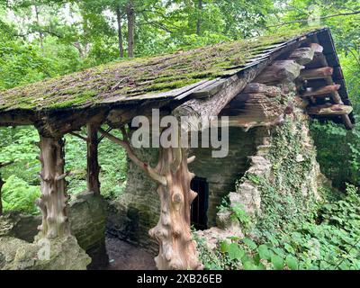 Capanna di pietra rustica coperta di muschio nella foresta, Cincinnati, Ohio Foto Stock