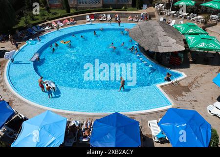 Sunny Beach, Bulgaria - 8 agosto 2019: Gli ospiti possono usufruire di una grande piscina del resort con lettini, ombrelloni e un bar a bordo piscina. Il vivace atmo Foto Stock