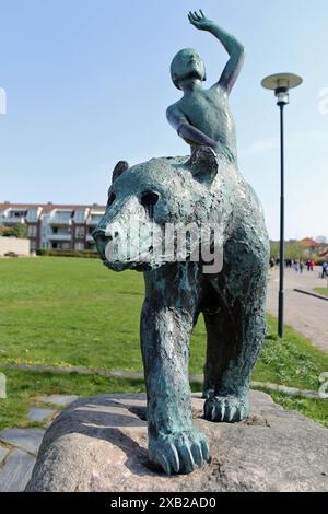 La scultura in bronzo "Lek" di Arne (K.) Nikolai Vigeland nell'Otterdalsparken, chiamata anche "Nupenparken" a Kristiansand, Norvegia. Foto Stock