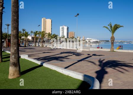 La passeggiata a Santiago de la Riberia, San Javier, Murcia, Spagna. La giornata è soleggiata e luminosa Foto Stock