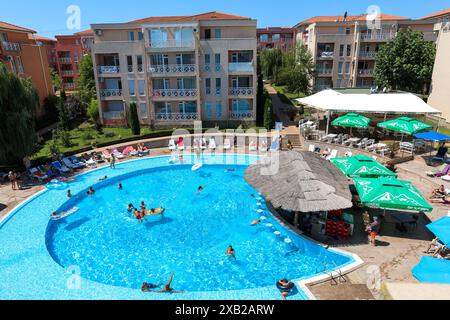 Sunny Beach, Bulgaria - 8 agosto 2019: Un vivace resort di villeggiatura con una grande piscina circondata da lettini e ombrelloni. Le famiglie AN Foto Stock