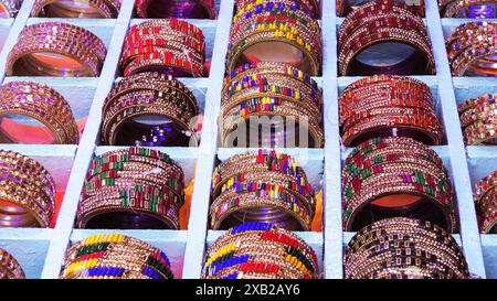 Braccialetti decorati con colori esposti in una gioielleria. Foto Stock