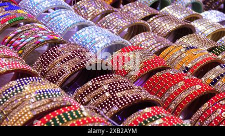 Braccialetti decorati con colori esposti in una gioielleria. Foto Stock