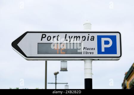 Nizza, Francia - 21 maggio 2019: Un cartello per il parcheggio di Port Lympia che mostra il numero di posti disponibili. Il cartello guida i visitatori ai parcheggi Foto Stock