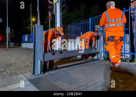 Probeaufbau des Hochwasserschutzes a Dresda Fachleute des städtischen Regiebetriebes Zentrale Technische Dienstleistungen ZTD bauen die mobile Hochwasserschutzanlage auf der Schlachthofstraße im Ostragehege probeweise auf und wieder ab. Die Hochwasserschutzanlage Hat eine Länge von etwa 25 Meter und eine Höhe von etwa einem Meter. Beim Probeaufbau wird die Anlage einer Sichtung, Reinigung und Wartung unterzogen, um den reibungslosen Betrieb bei Hochwasser zu garantieren. Der Probeaufbau dient gleichzeitig als Übung für die Mitarbeiter des ZTD, damit sie im Ernstfall alle Funktionen und Handg Foto Stock