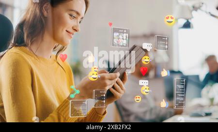 Concetto di visualizzazione dei social media: Happy Young Woman utilizza il computer tablet digitale in ufficio, post sui social media, volti Smiley, e-Commerce shopping online icone digitali che volano intorno al dispositivo Foto Stock