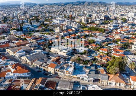 Scatto ad angolo alto per catturare la fitta disposizione degli edifici in un ambiente urbano illuminato dal sole. Limassol, Cipro Foto Stock