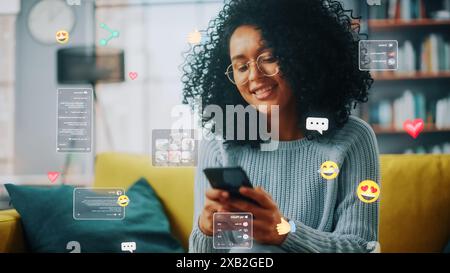 Concetto di visualizzazione dei social media: Happy Black Woman utilizza lo smartphone a casa. Rappresentazione 3D di post sui social media, volti di Smiley, icone digitali di e-Commerce Online Shopping che volano intorno al dispositivo Foto Stock