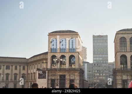 Milano, Italia - 10 ottobre 2021: Veduta dell'edificio dell'Arengario, Museo del Novecento da Piazza del Duomo a Milano, Italia Foto Stock