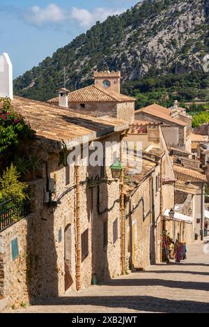 Situato a Pollensa, le scale per il Calvario fiancheggiate da edifici storici e alberi sono uno dei siti turistici più popolari di Maiorca Foto Stock