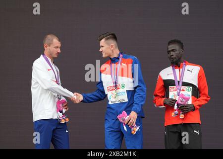 Roma, Italia 20240609. Il vincitore d'oro Jakob Ingebrigtsen alla cerimonia della medaglia per 5000 m, affiancato da George Mills (a sinistra) dalla Gran Bretagna che ha preso l'argento e Dominic Lokinyomo Lobalu dalla Svizzera che ha preso il bronzo durante i Campionati europei di atletica leggera 2024 allo Stadio Olimpico di Roma. Foto: Lise Åserud / NTB Foto Stock