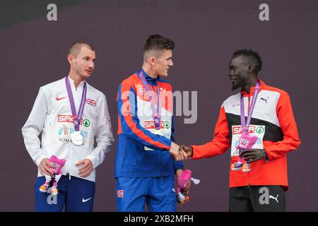 Roma, Italia 20240609. Il vincitore d'oro Jakob Ingebrigtsen alla cerimonia della medaglia per 5000 m, affiancato da George Mills (a sinistra) dalla Gran Bretagna che ha preso l'argento e Dominic Lokinyomo Lobalu dalla Svizzera che ha preso il bronzo durante i Campionati europei di atletica leggera 2024 allo Stadio Olimpico di Roma. Foto: Lise Åserud / NTB Foto Stock