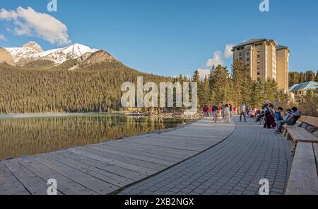 Lake Louise, Alberta, Canada – 7 giugno 2024: Le persone si riuniscono sul lungomare ai margini del lago Louise Foto Stock