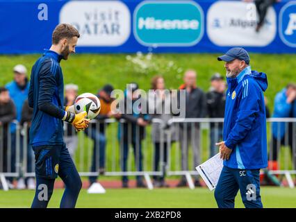 Garmisch Partenkirchen, Germania. 10 giugno 2024. Calcio: Campionato europeo, gruppo A, Scozia, formazione e conferenza stampa. Steve Clarke, allenatore della nazionale scozzese, e portiere Angus Gunn (l) durante l'allenamento a Garmisch Partenkirchen. Crediti: Peter Kneffel/dpa/Alamy Live News Foto Stock