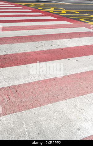 Un attraversamento pedonale vividamente dipinto in rosso e bianco situato nel cuore di Tbilisi, Georgia, che mostra un'atmosfera astratta di Street art con l'addit Foto Stock