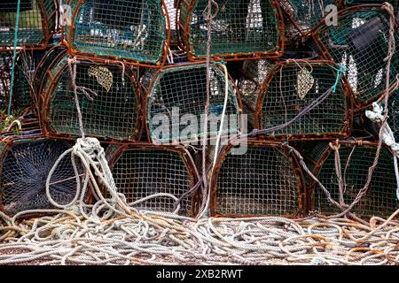 Pile di aragoste arrugginite intrecciate con corde pesanti nel tradizionale porto peschereccio di Viavelez nelle Asturie, in Spagna, raffiguranti l'industria della pesca" Foto Stock