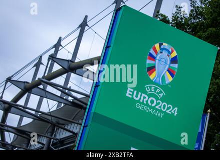 Amburgo, Germania. 10 giugno 2024. Calcio: Campionato europeo, "Stadium Open Media Days". Per i visitatori del Campionato europeo di calcio sono state preparate delle indicazioni per gli ingressi del Volksparkstadion Hamburg. I rappresentanti della stampa hanno potuto visitare lo stadio durante un Open Media Day. Crediti: Jens Büttner/dpa/Alamy Live News Foto Stock