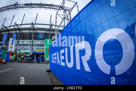 Amburgo, Germania. 10 giugno 2024. Calcio: Campionato europeo, "Stadium Open Media Days". Gli striscioni pubblicitari per il Campionato europeo di calcio sono appesi ad uno degli ingressi del Volksparkstadion di Amburgo. I rappresentanti della stampa hanno potuto visitare lo stadio durante un Open Media Day. Crediti: Jens Büttner/dpa/Alamy Live News Foto Stock