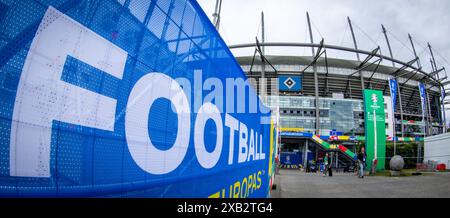 Amburgo, Germania. 10 giugno 2024. Calcio: Campionato europeo, "Stadium Open Media Days". Gli striscioni pubblicitari per il Campionato europeo di calcio sono appesi ad uno degli ingressi del Volksparkstadion di Amburgo. I rappresentanti della stampa hanno potuto visitare lo stadio durante un Open Media Day. Crediti: Jens Büttner/dpa/Alamy Live News Foto Stock