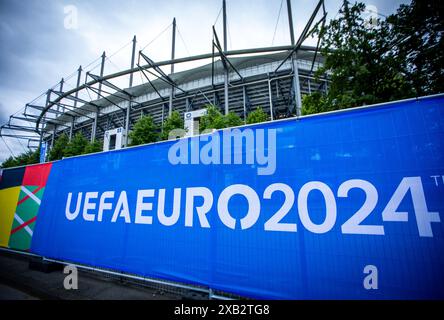 Amburgo, Germania. 10 giugno 2024. Calcio: Campionato europeo, "Stadium Open Media Days". I banner pubblicitari per il Campionato europeo di calcio sono appesi alle recinzioni di sicurezza di fronte al Volksparkstadion di Amburgo. I rappresentanti della stampa hanno potuto visitare lo stadio durante un Open Media Day. Crediti: Jens Büttner/dpa/Alamy Live News Foto Stock