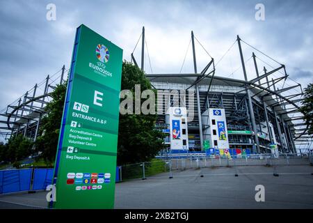 Amburgo, Germania. 10 giugno 2024. Calcio: Campionato europeo, "Stadium Open Media Days". Per i visitatori del Campionato europeo di calcio sono state preparate delle indicazioni per gli ingressi del Volksparkstadion Hamburg. I rappresentanti della stampa hanno potuto visitare lo stadio durante un Open Media Day. Crediti: Jens Büttner/dpa/Alamy Live News Foto Stock