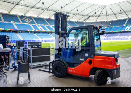 Amburgo, Germania. 10 giugno 2024. Calcio: Campionato europeo, "Stadium Open Media Days". Un carrello elevatore trasporta la tecnologia nel Volksparkstadion di Amburgo. Lo stadio è in preparazione per il Campionato europeo di calcio. I rappresentanti della stampa hanno potuto visitare lo stadio durante un Open Media Day. Crediti: Jens Büttner/dpa/Alamy Live News Foto Stock