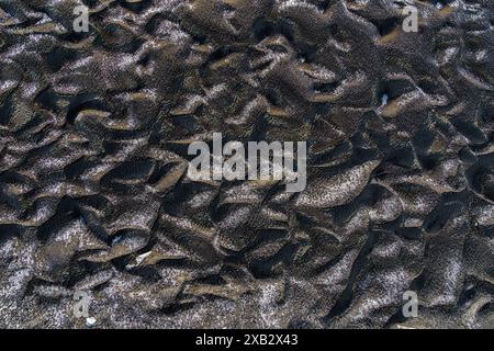 Vista aerea che mostra intricate trame di sabbia in un'area di altopiano, evidenziando motivi unici formati naturalmente, l'immagine cattura un mix di ombre e Foto Stock