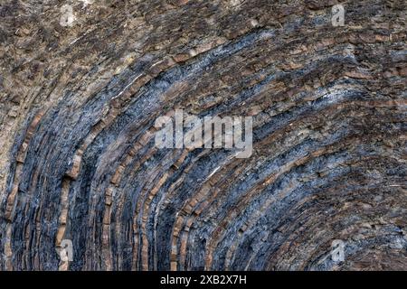 Impressionanti formazioni rocciose con motivi a strati nella Valle de Liebana, Cantabria, Spagna. Foto Stock