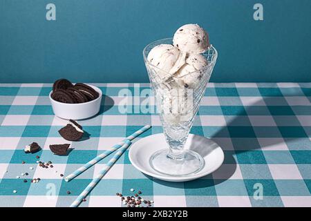 Biscotti cremosi e gelato serviti in un bicchiere di cristallo con biscotti al cioccolato a lato Foto Stock