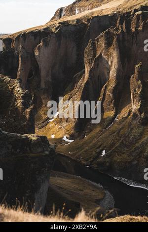 Vista accattivante delle scogliere erose e di un fiume tortuoso nel canyon di Fjaorargljufur, che mostra l'aspra bellezza naturale dell'Islanda, perfetta per l'ambiente Foto Stock